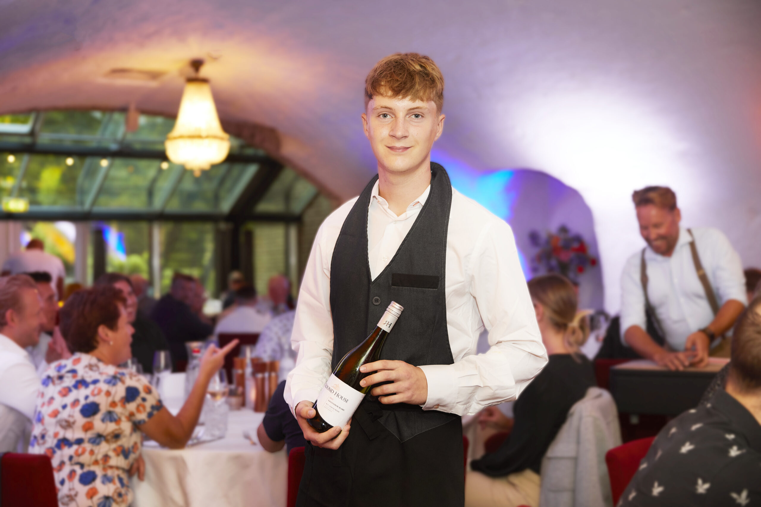 Medewerker van restaurant Die Alde Heerlickheijt in Chateau Holtmuhle